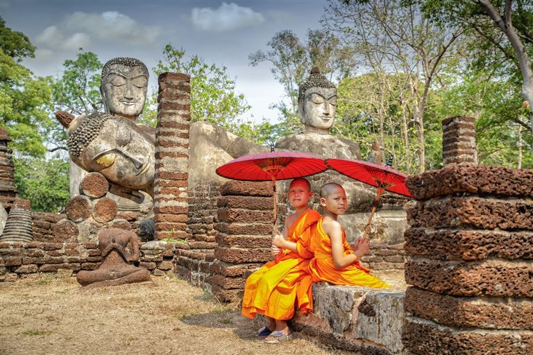 Entdecken Sie zwei Welten in einer Reise ©SAKDAWUT14/istock